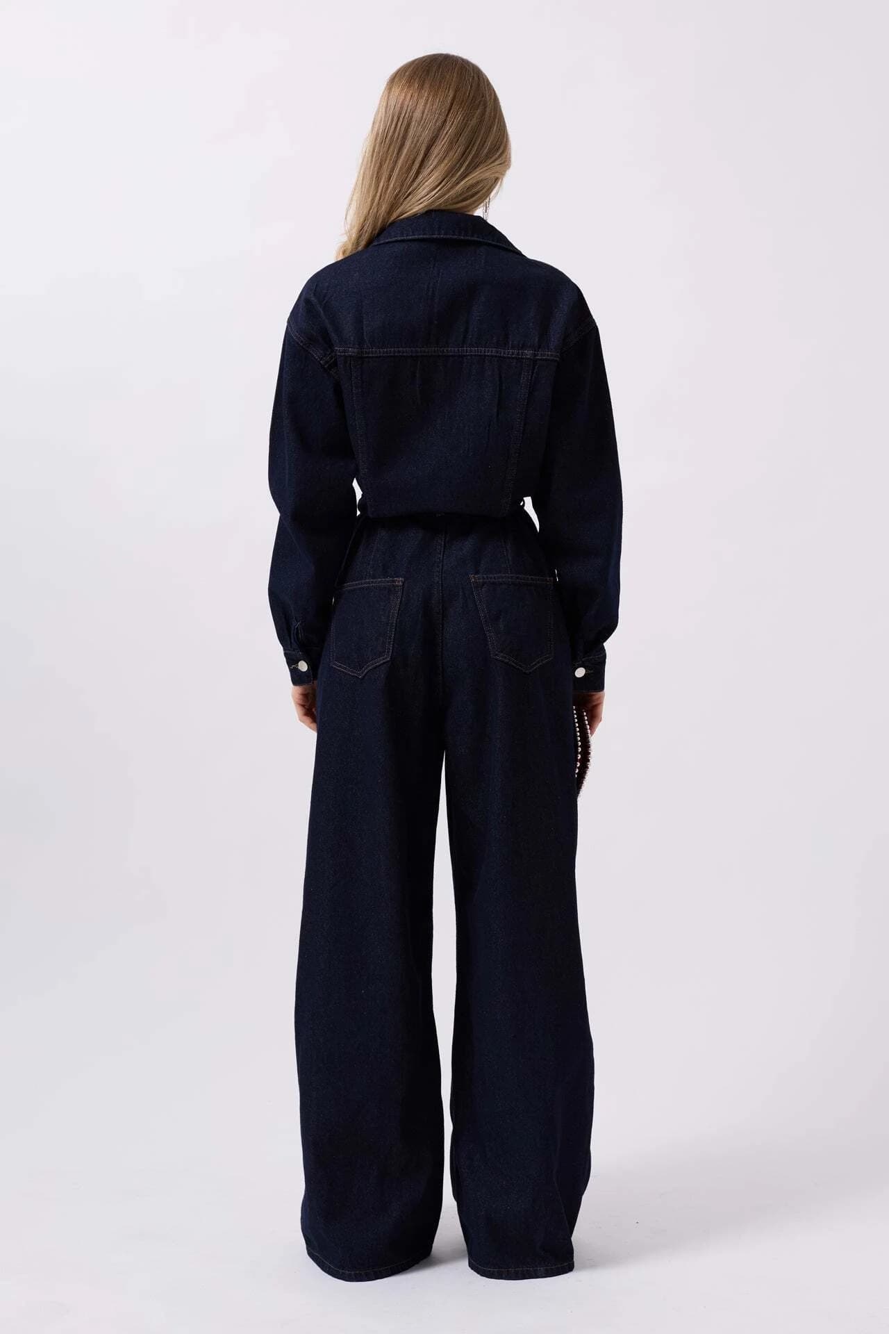 Chic Dark Wash Denim Jumpsuit – Long Sleeve, Belted Waist & Wide-Leg – Tailored Utility Style for Women - görsel 4